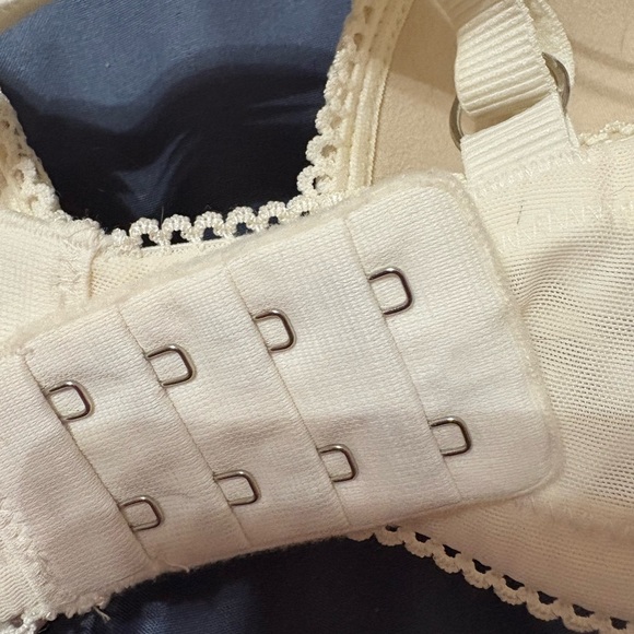 NWOT Victoria's Secret Cream Lace Push-up Bra Size 38B - Picture 4 of 4